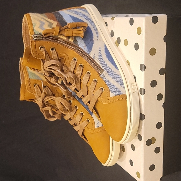 Ugg,sneakers, multi color southwest themed, size  W7, brown,cream,blue, and tan. - Picture 4 of 4